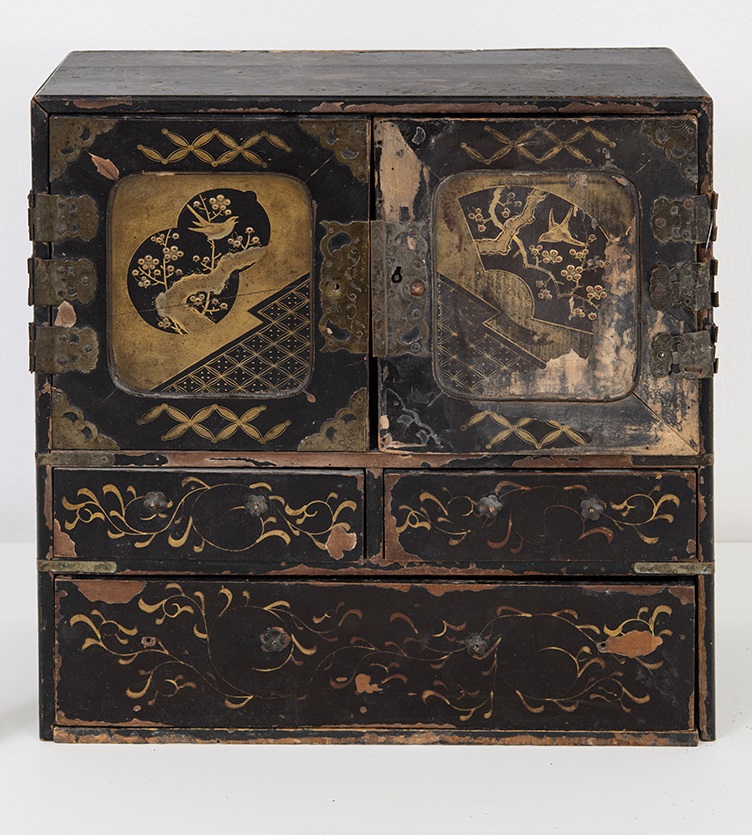 Lakk szekrényke aranylakk díszítéssel