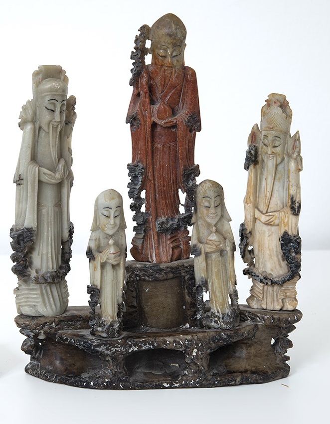 Három szerencseisten két kísérőalakkal 